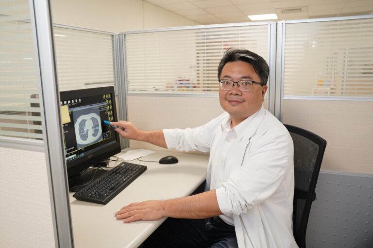 中國醫藥大學新竹附設醫院胸腔外科謝義山醫師，說明患者肺結核病史造成淋巴硬化與血管沾黏，增加手術難度。（圖/記者張家燁翻攝）