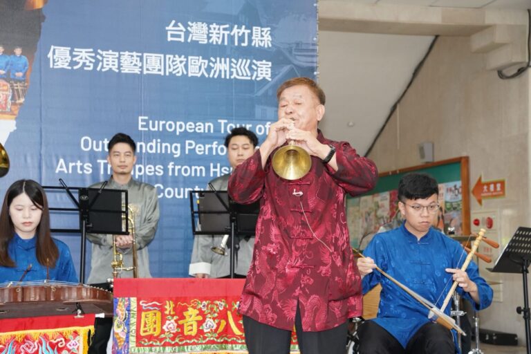田屋北管八音團、新竹北埔八音團及銅好重奏團BRASSMEN於行前記者會現場演出，傳統與現代樂曲交融，預告即將在歐洲舞台展現台灣多元文化風貌。（圖/記者黃溎芬翻攝）