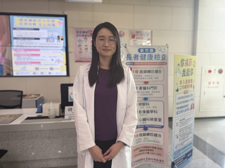 中醫大新竹附醫家醫科王郁晴醫師指出，流感疫苗與COVID-19疫苗可同時施打，副作用與單打相近，安心獲得雙重保護。（圖/記者張家燁翻攝）