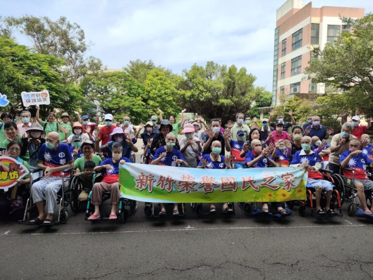 新竹榮家結合荒野保護協會舉辦五感體驗活動，安養與養護住民共同參與，現場熱鬧溫馨，展現高齡照顧的新典範。（圖/記者黃溎芬翻攝）