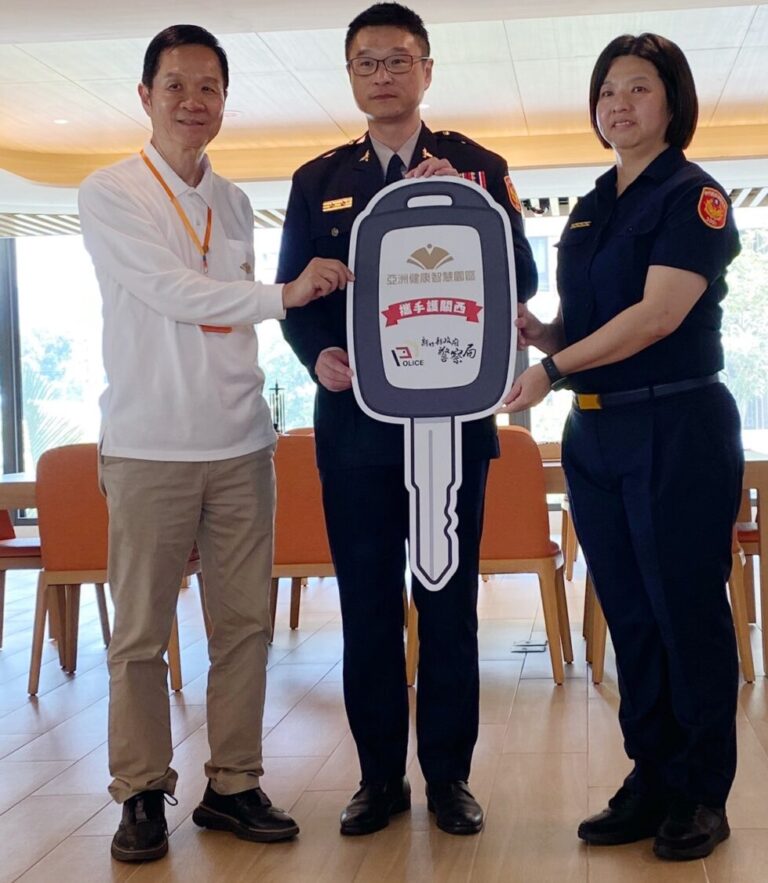 亞洲健康智慧園區董事長彭培業（左）將象徵鑰匙模型交付新竹縣警察局長林建隆（中）、新埔分局長張舒喻（右），象徵巡邏車正式啟用。（圖/記者張家燁翻攝）