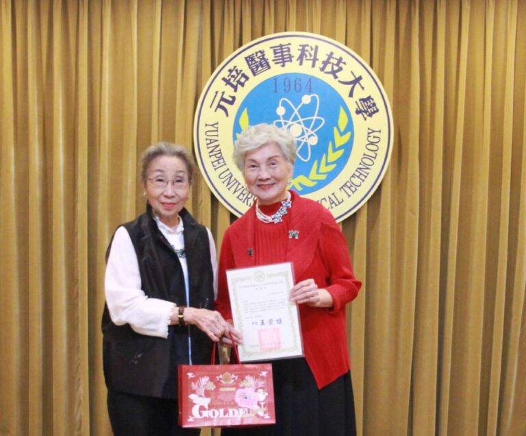 元培蔡雅賢董事長（左）致贈感謝狀予藝術家莊蓮子。（圖/記者黃溎芬翻攝）