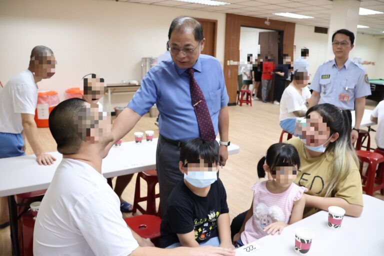 新竹監獄典獄長曾文欽親臨懇親會場，與收容人及其家屬互動，勉勵大家珍惜親情力量，早日復歸社會。（圖/記者張家燁翻攝）