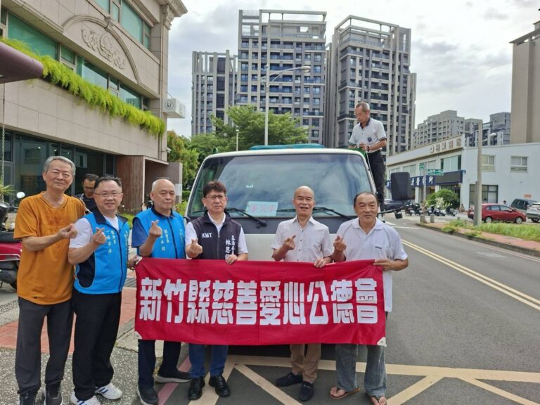 立委林思銘（右三）與新竹縣愛心功德會理事長何祥銨（右二）、幹部們合影，展現「少一點政治口水、多一份實際行動」的守望相助精神。（圖/記者張家燁翻攝）