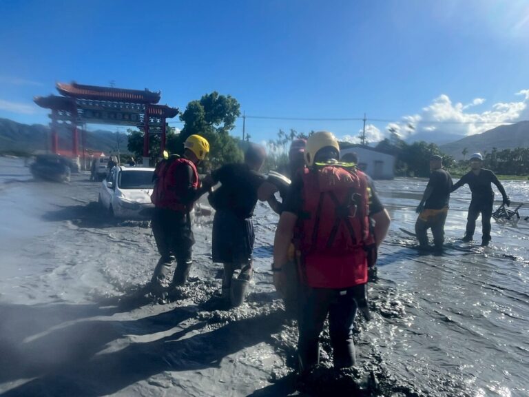 消防救援人員涉入泥水，在花蓮光復鄉馬太鞍溪堰塞湖溢流災區協助救災行動，新竹縣府啟動跨局處支援，協助受災民眾申請急難補助。（圖/記者張家燁翻攝）
