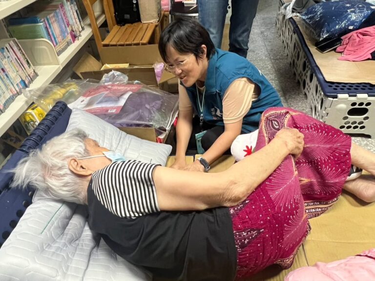 社工貼心陪伴受災長者，蹲下身傾聽，讓災後不只是一份物資，更有心靈的支持。（圖／記者張家燁翻攝）