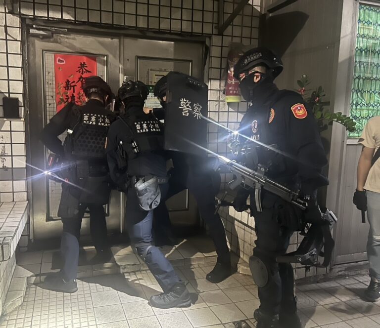 警方破門攻堅。(記者徐煜勝翻攝)