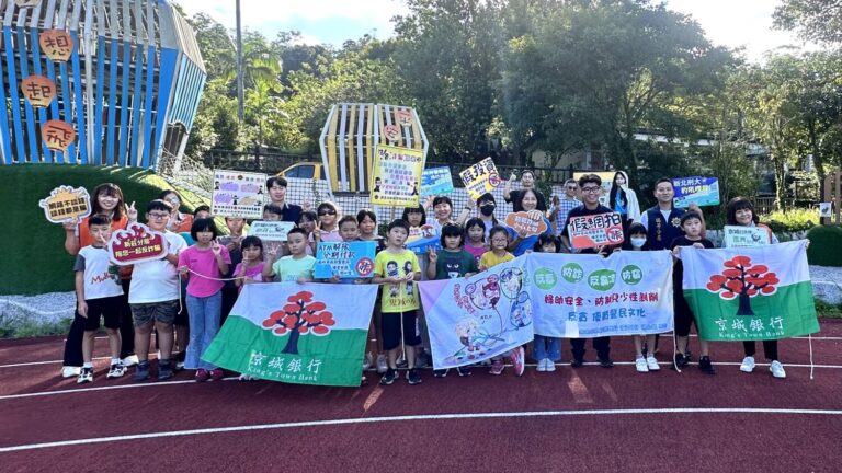 瑞芳分局攜手京城銀行前往平溪國小做反詐宣導。(記者徐煜勝翻攝)