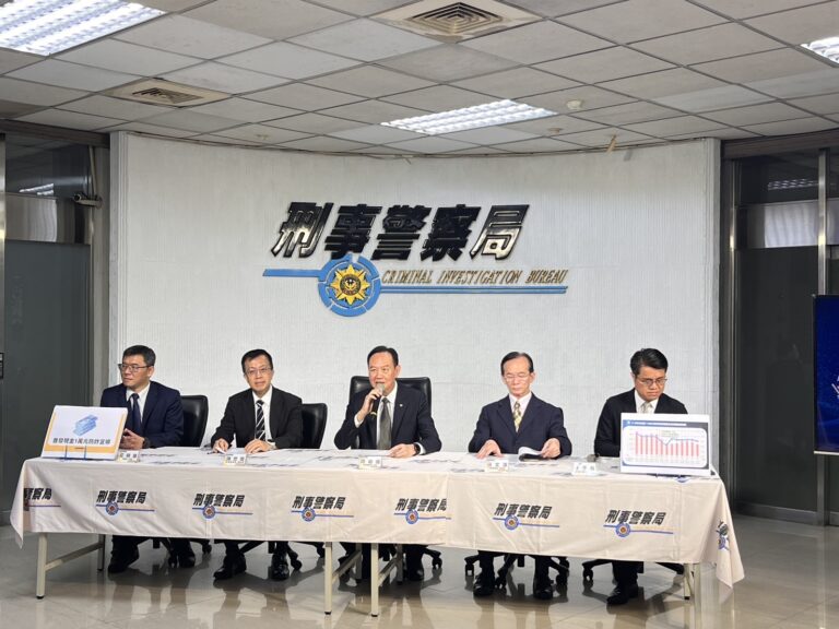 詐團利用政府普發一萬發送釣魚簡訊,刑事局呼籲民眾提高警覺。(記者徐煜勝翻攝)