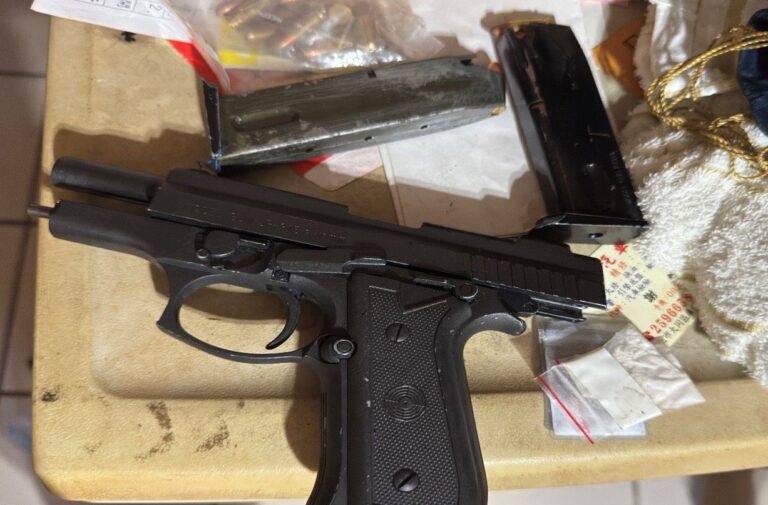 警方當場查獲改造槍支。(記者徐煜勝翻攝)