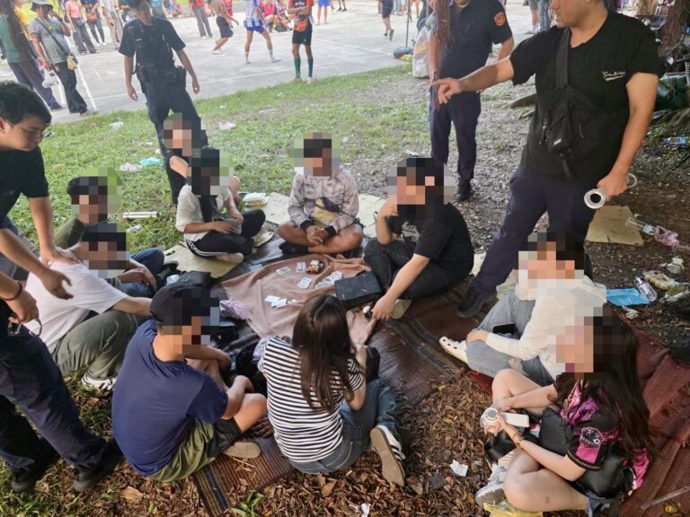 警方上門查緝時一票賭客正在聚賭。(記者徐煜勝翻攝)