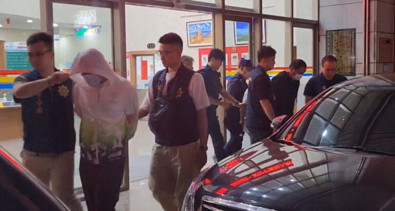 瑞芳分局警方瓦解跨國扒竊集團移送犯嫌。(記者徐煜勝翻攝)