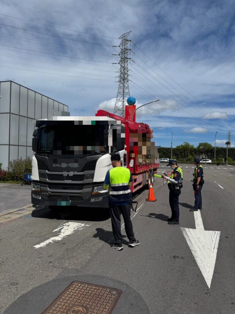 大型車輛攔檢(圖/記者戴昱弘 翻攝）