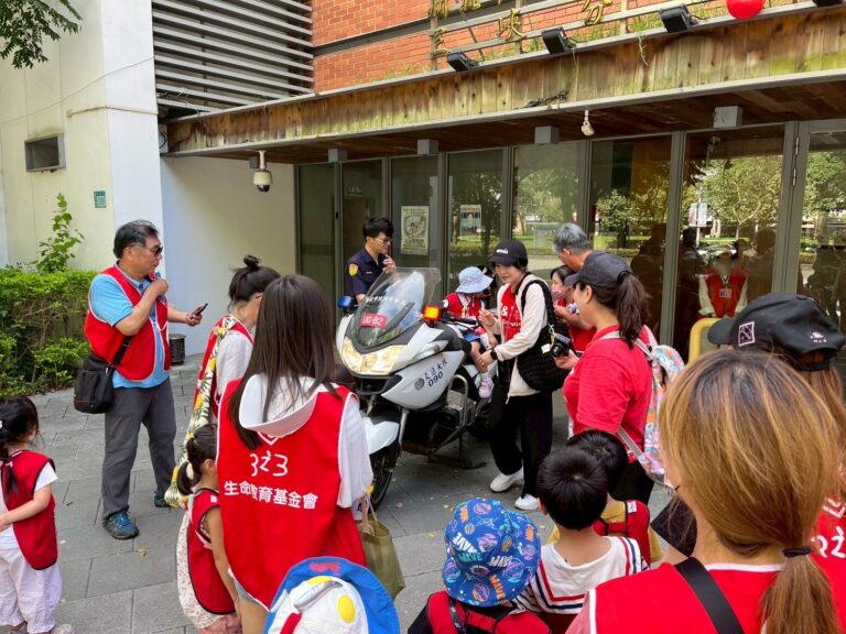 警用裝備體驗」及「婦幼安全教育」(圖/記者戴昱弘 翻攝）