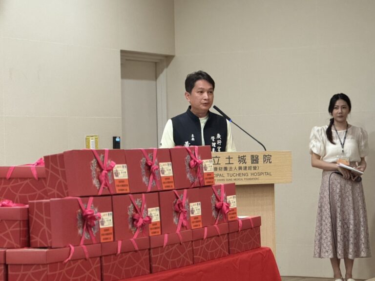 三峽廣行宮主委兼三鶯義刑顧問團長黃永騰慷慨解囊捐贈50萬禮盒慰問土城醫院醫護人員。（記者徐煜勝翻攝）