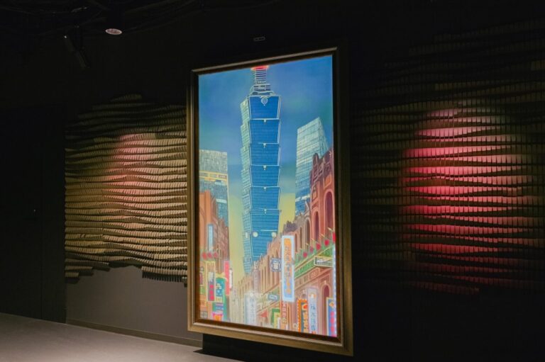 工研院攜手故宮打造「AI藝廊–城市畫卷」新媒體展件，其中將郭雪湖《南街殷賑》作品，巧妙嵌入臺灣知名地標等現代意象。（圖/工研院提供）