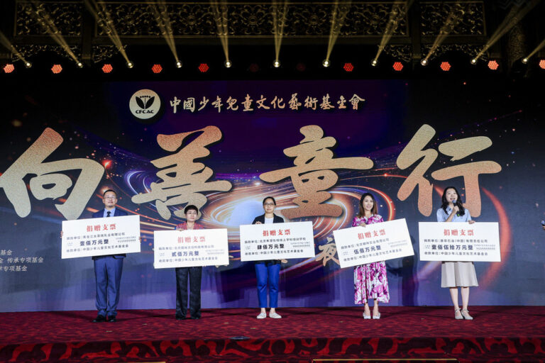 多家愛心企業於「向善童行」慈善之夜現場捐贈支票，善款將用於兒童教育與公益計畫。 （圖／主辦單位提供）