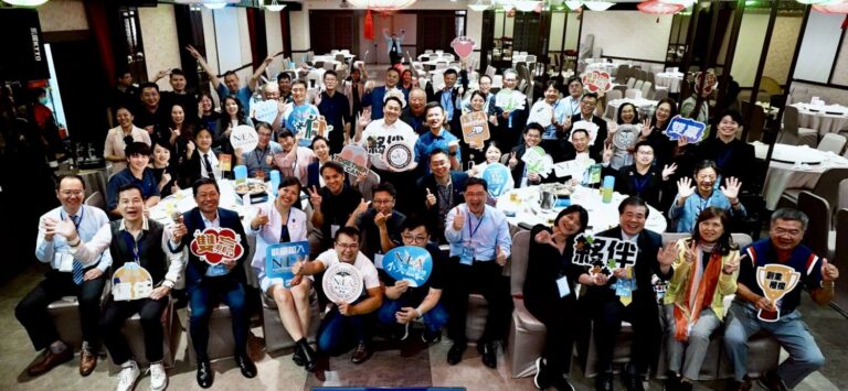 全體學員與楷模合影，象徵覺察到蛻變的力量。(圖/新創總會提供)