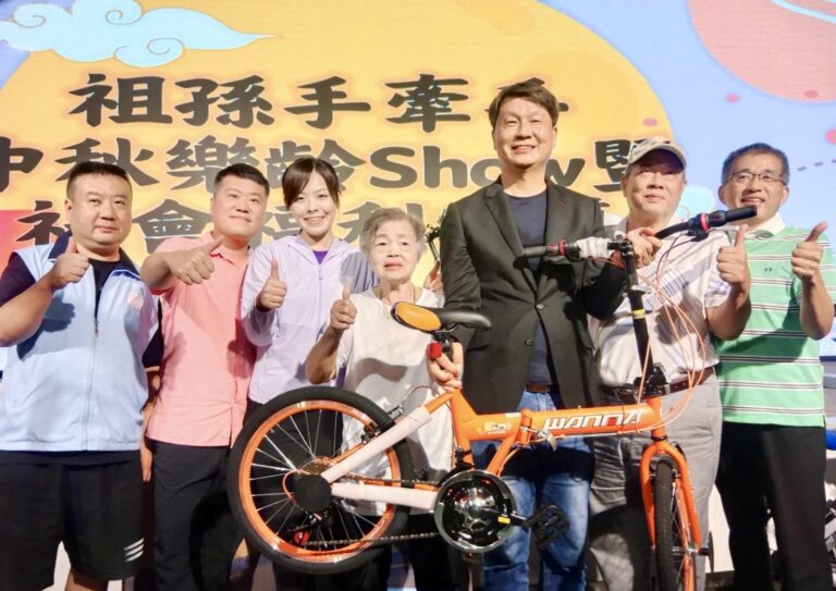 活動中安排祖孫共樂抽獎，市長高虹安（左三）、葉國文主任（右三）與得獎長者一同合影留念，場面溫馨感人。（圖/記者黃溎芬攝）