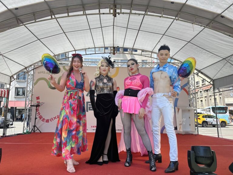 主持人恬恬（左一）與新竹城市先生祺0（右一）攜手變裝皇后熱力登場，共同主持竹市首屆同志大遊行暨彩虹文化祭，現場氣氛嗨翻。 （圖/記者林照東翻攝）