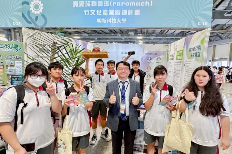 高中生參訪USR展,對竹文化孵創展現興趣,明新科大校長呂明峯(中)與學生熱絡互動,分享竹材永續價值。(圖/明新科大提供)