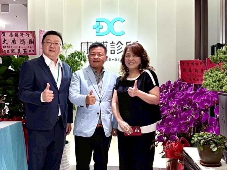 康博健康董事劉宣佑、鴻茂環境科技董事長黃清譽、獅子會竹苗區前總監戴美玉（由左至右）一同打造竹北健康產業。（圖/記者林照東攝）