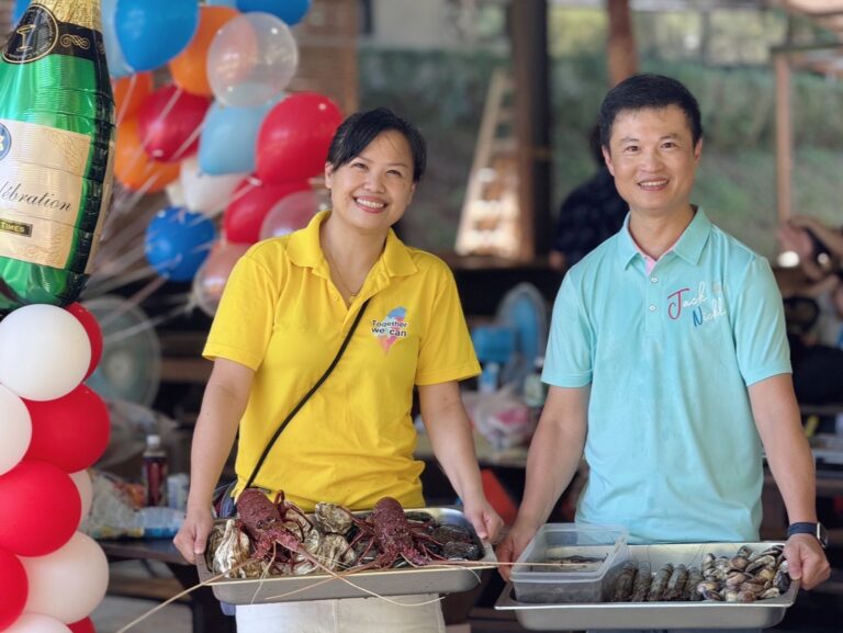 新創總會團體會員聯誼會會長簡岑穎（左）親赴漁港採買現撈海鮮，與會員攜手準備豐盛烤肉食材，展現用心與團隊精神。（圖／記者林照東翻攝）