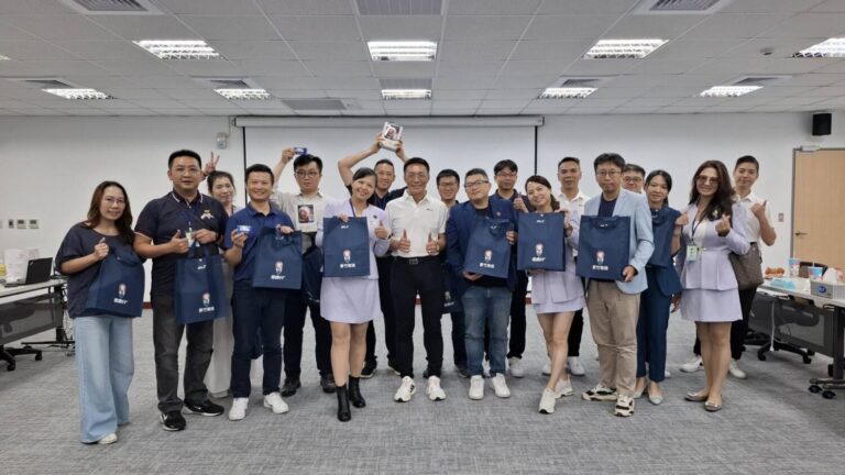 參訪活動圓滿落幕，雙方進行禮品互贈儀式，象徵珍貴交流情誼，與會成員合影留念。（圖/新創總會提供）