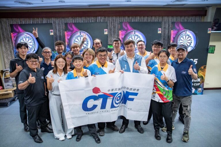 台灣國家代表選手、領隊、裁判與郭金耀總會長在賽前合影留念（圖/中華民國競技飛鏢總會提供）