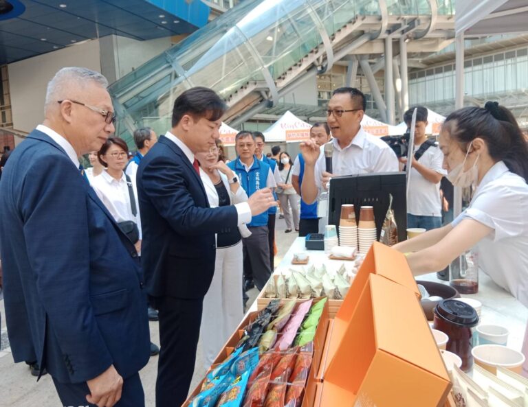 雀屏中選今年國慶貴賓專用的新竹赫曼咖啡，貴賓們搶先品嚐並向王進忠總經理（右二）連聲道賀新竹之光（圖/記者黃溎芬攝）