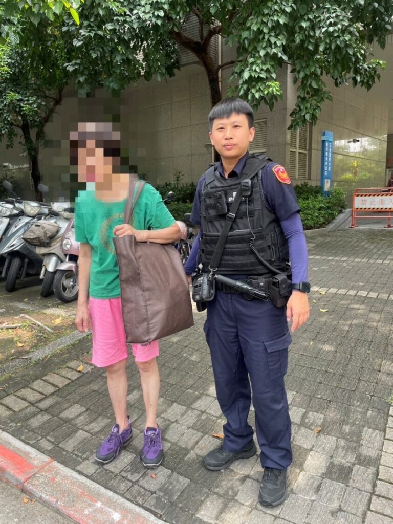 警員顏君芸助婦人平安返家。(圖/記者 張泓笙翻攝)