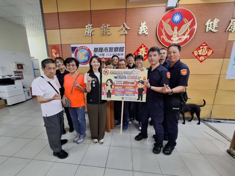 市議員許睿慈於普渡之際，贈送八斗子分駐所反詐手牌，並由警方對在場人等進行反詐宣導。(圖/記者薛秀蓮 翻攝)