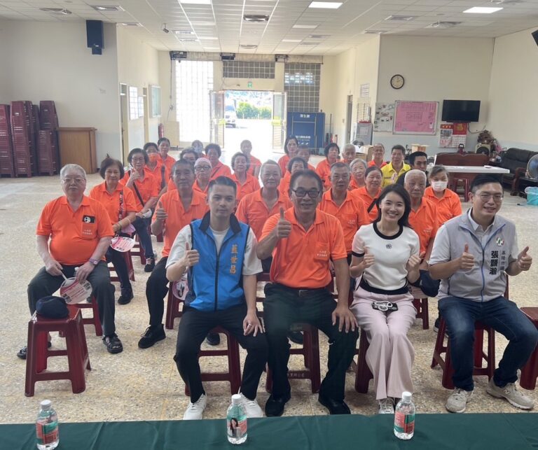 第二分局八斗子所參與八斗里治安座談會，於現場宣導反詐意識，更一同走上街頭向里民宣導。(圖/記者薛秀蓮 翻攝)