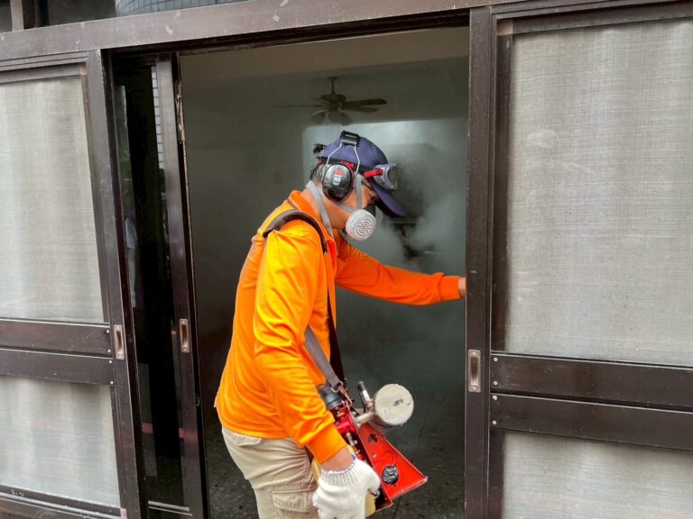 市府啟動區級應變中心,針對確診者居住及工作周邊展開病媒蚊密度調查與孳生源清除。(記者翻攝)