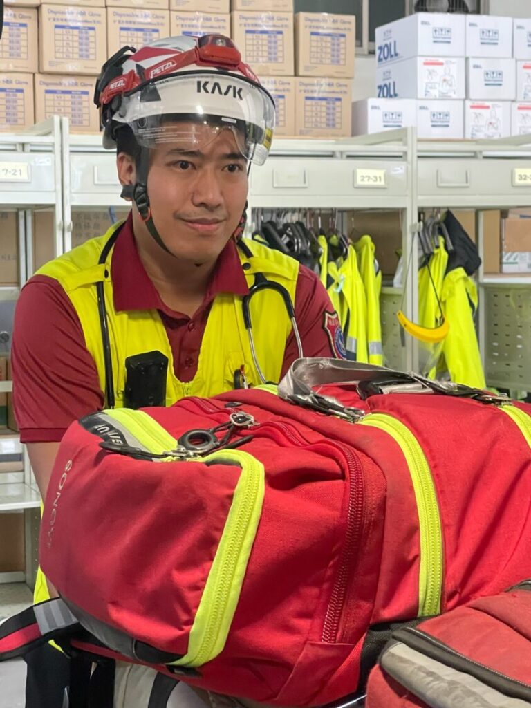 桃園市消防局桃園分隊高級救護技術員廖偉霖,擁有14年救護經歷,這次榮獲「金心獎」肯定。(記者翻攝)