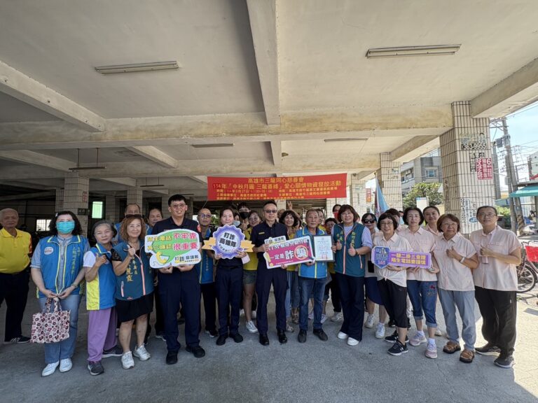 三龍同心會偕湖內警分局 月圓中秋關懷弱勢享溫情。〈圖/記者蔡宗武翻攝〉