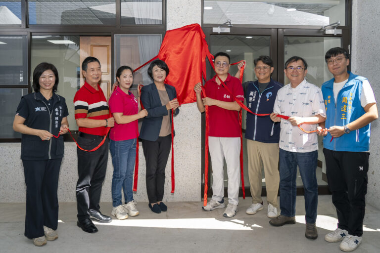 創辦人孫中光（孫爸）與饒縣長一同進行揭牌儀式。(圖/ 臺灣自閉兒家庭關懷協會 提供)