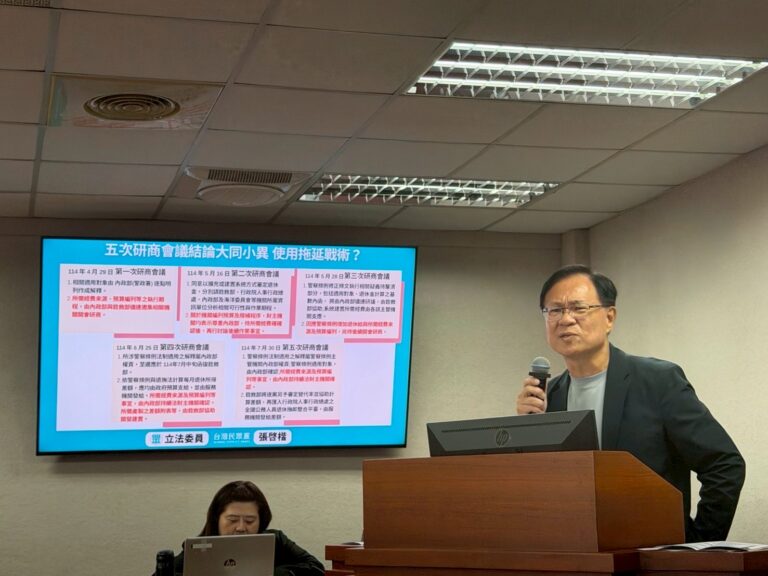 張啓楷痛斥行政院與銓敘部違法怠惰，至今仍未依《警察人員人事條例》第35條修正案撥補退休金所得替代率。(圖／張啓楷國會辦公室)