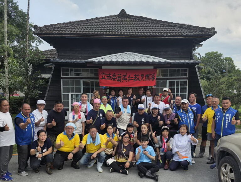 黃仁利用國慶三天連假，再度前往光復鄉「黃仁花東服務團隊指揮所」，探視災民並慰勉服務團隊成員及志工。(圖／黃仁國會辦公室)