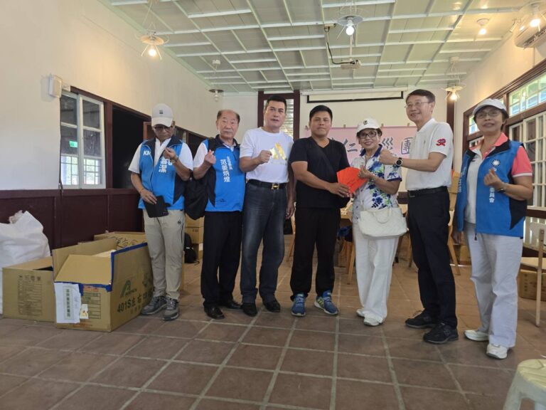 黃仁百忙之中特別現身花蓮災區，向義工表達感謝與慰勉，並發放慰問金及全套棉被套、消毒水等生活物資。(圖／黃仁國會辦公室)