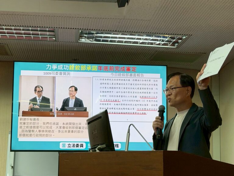 警消退休替代率提升卡關，張啓楷要求行政院年底前應依法審定、保障警消權益。(圖／張啓楷國會辦公室)