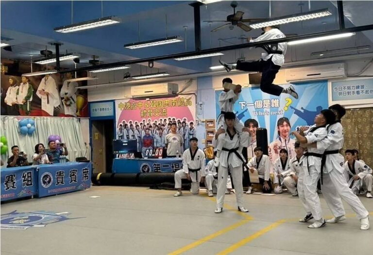 氣勢如虹!中港高中跆拳隊擊破表演在梧棲跆拳道嘉年華震撼開場。(記者翻攝)