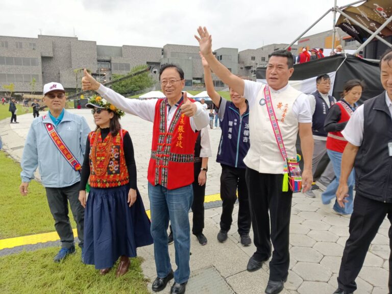 桃園市長張善政和國民黨平地原住民立法委員黃仁連袂桃園市原住民族ho hai yan聯合豐年節,受到現場原住民族人的熱烈歡迎。(圖/黃仁國會辦公室)