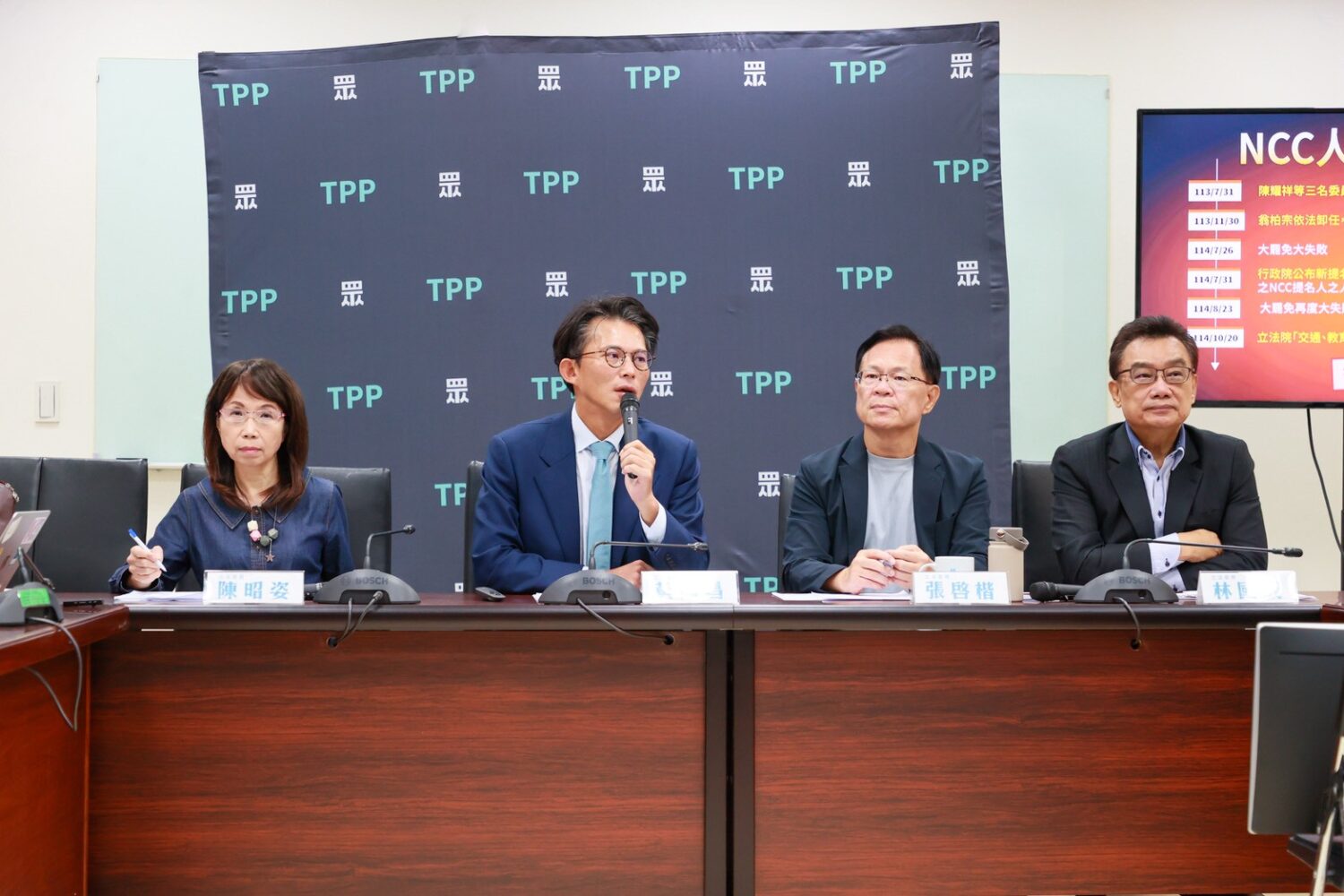 民眾黨立院黨團上午召開記者會，總召黃國昌（中）痛批卓榮泰延宕NCC人事並對國會說謊，宣布本週將正式提出譴責案。(圖／民眾黨團)