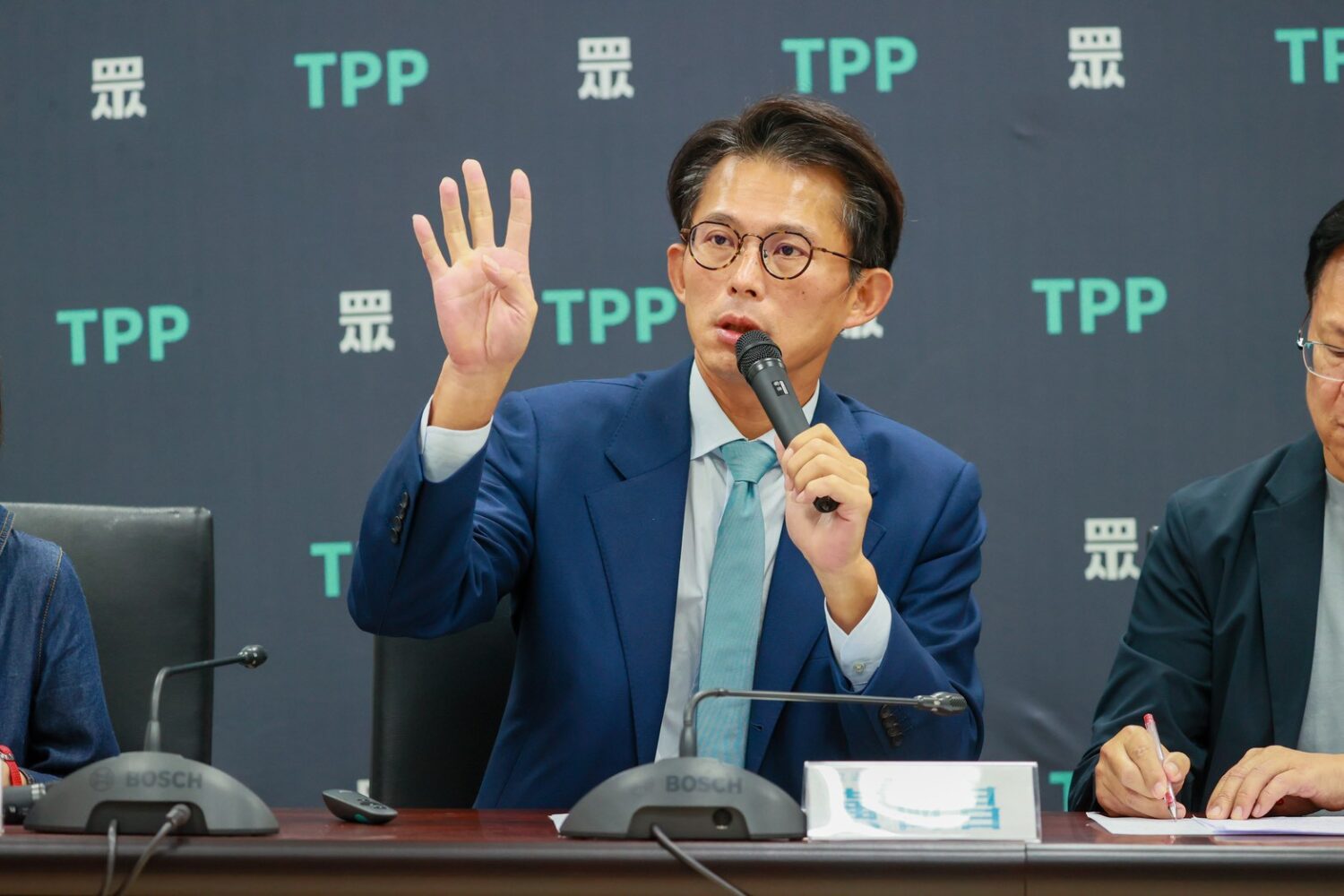 黃國昌指出，國家通訊傳播委員會(NCC)四位委員自去年7月起陸續卸任，行政院卻拖延近一年才補提名人選。(圖／民眾黨團)