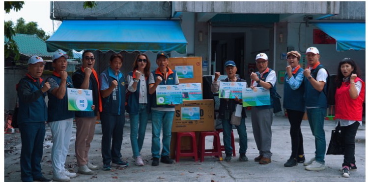 國際扶輪3522地區林政邦總監偕聲寶公司代表許永樂親赴花蓮縣光復鄉大同村會見村長邱金仲進行捐贈儀式。(圖／記者翻攝)