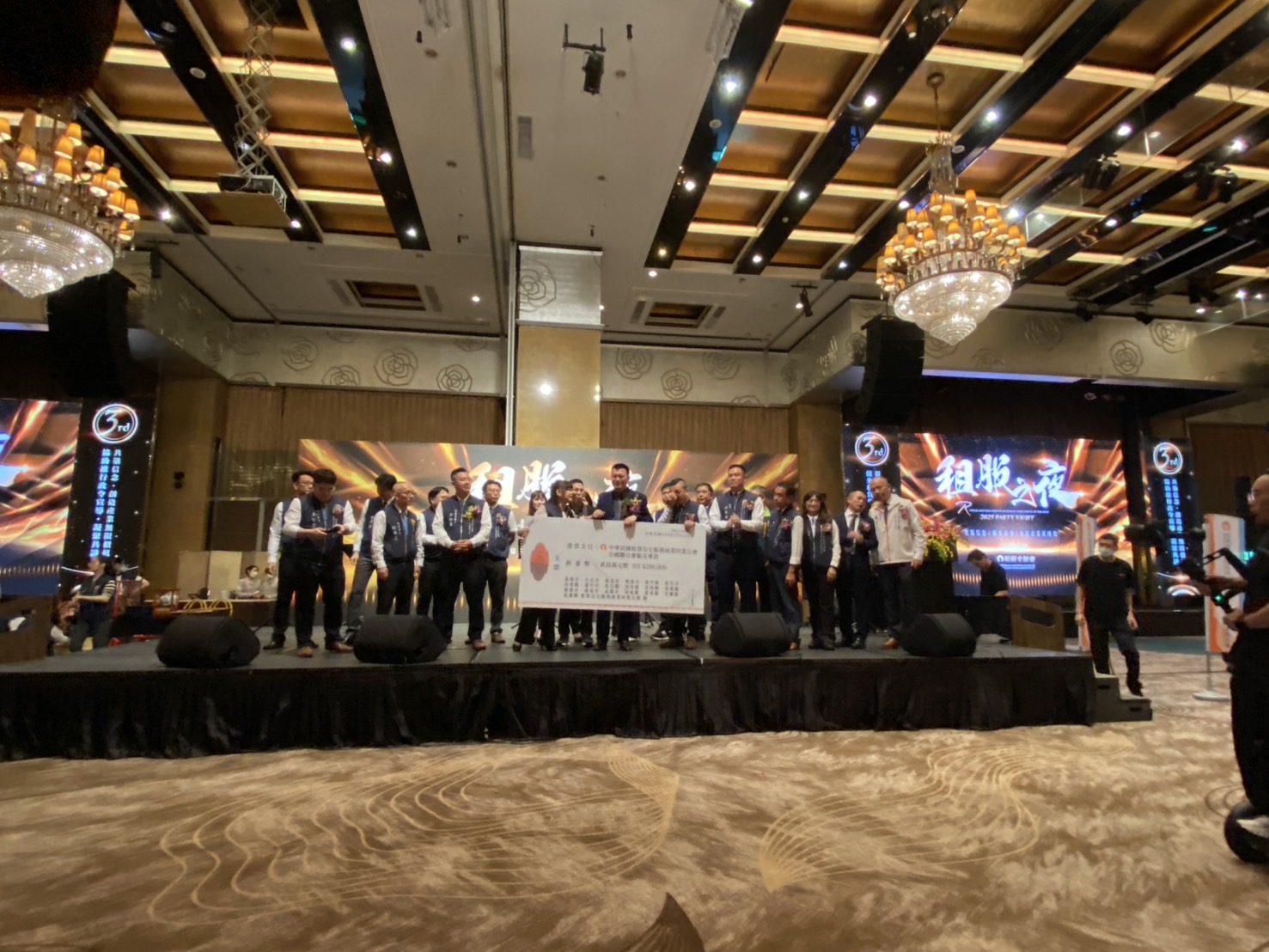 愛心不落人後！中華民國租賃住宅服務商業同業公會全國聯合會新任理事長劉貞君將代表捐出新台幣20萬元給花蓮洪災受災戶。(記者 包克明攝)