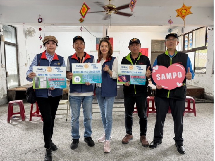 (左起)急難救助委員會副執行長徐靖嫻、國際扶輪3522地區林政邦總監、總監夫人傅金玉、聲寶公司課長許永樂、聲寶公司主任王建發。(圖／記者翻攝)