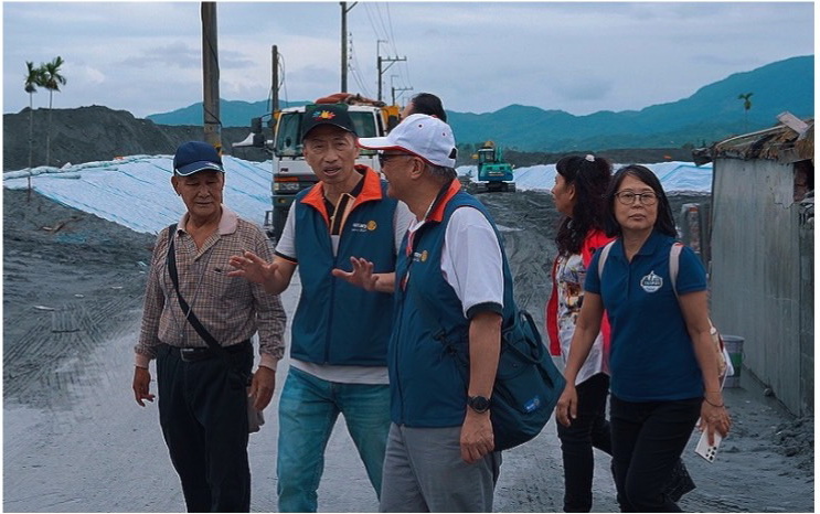 國際扶輪3522地區林政邦總監偕大同村村長邱金仲與扶輪領袖走訪災區。(圖／記者翻攝)