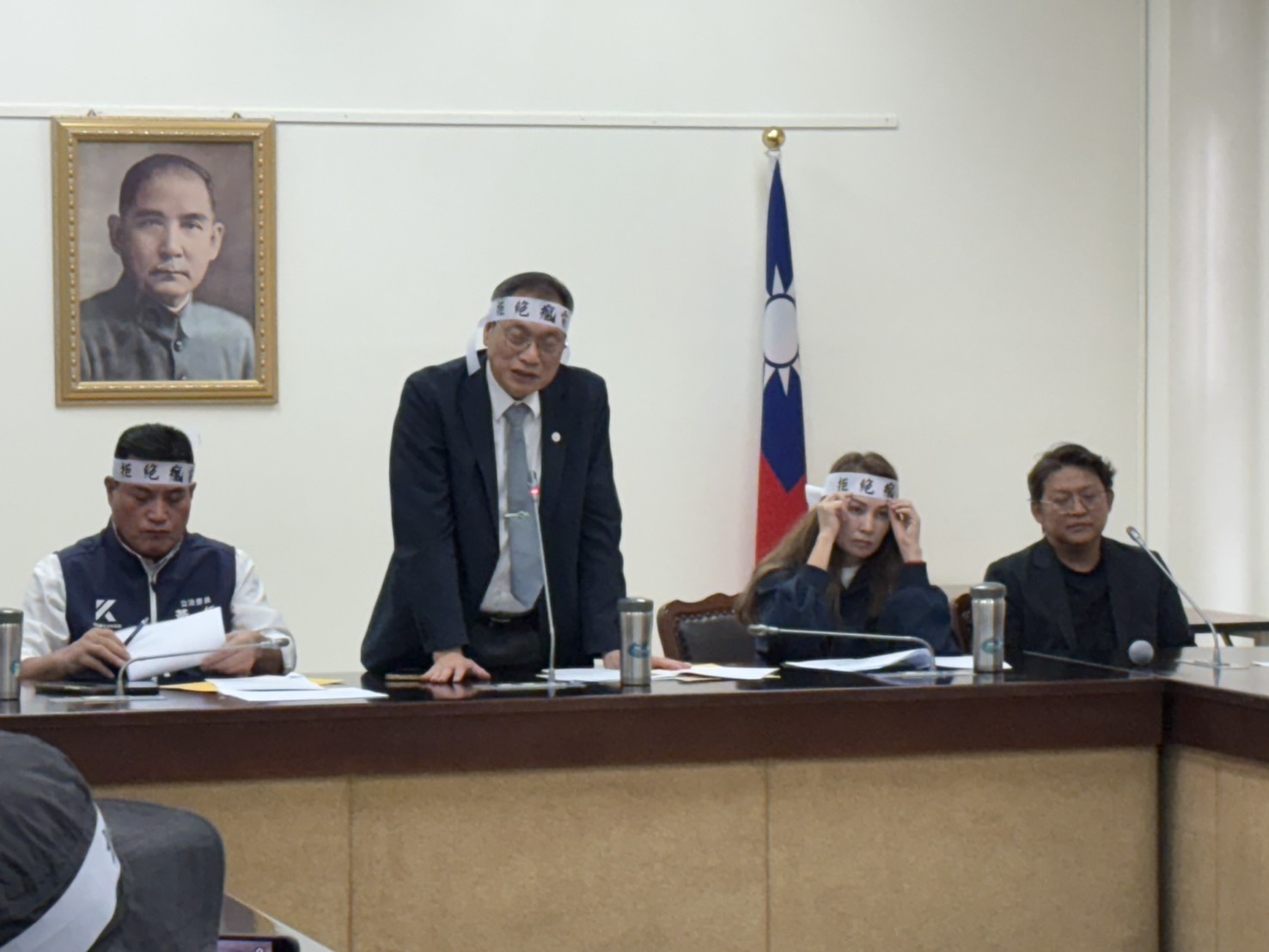 國民黨⸻立委蘇清泉聲援屏東縣獅子鄉跟枋山鄉抗議鄉親。(圖／黃仁國會辦公室)